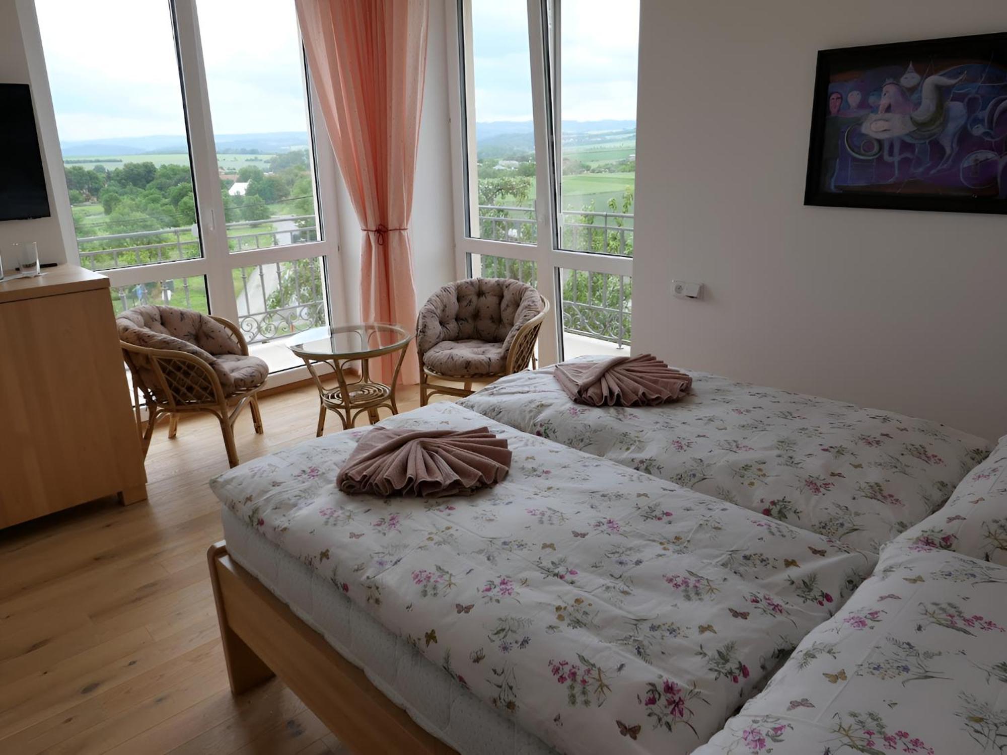 Penzion Renesance Drnovice  ภายนอก รูปภาพ